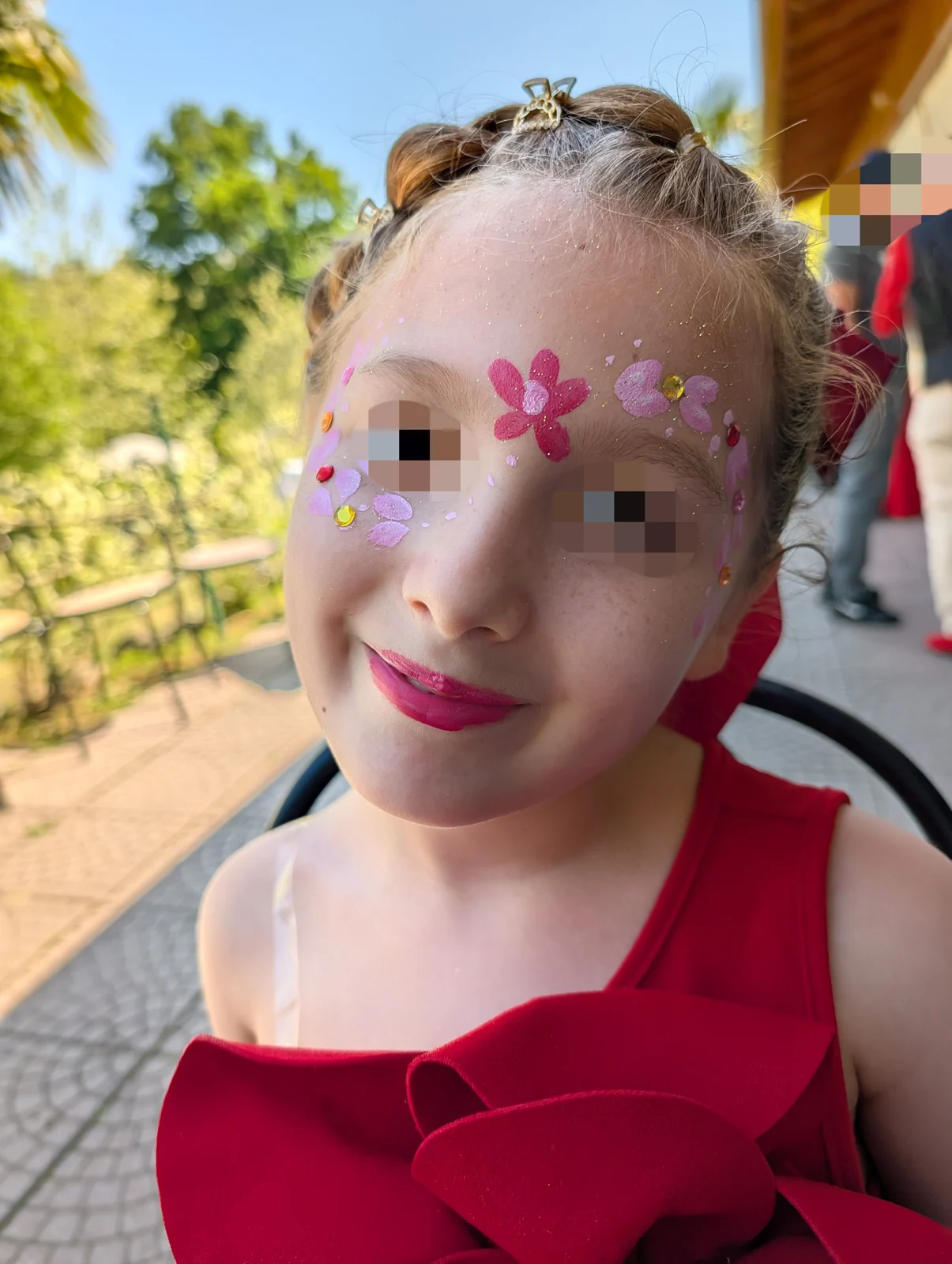 Trucca bimbi con un fiore dipinto sulla fronte