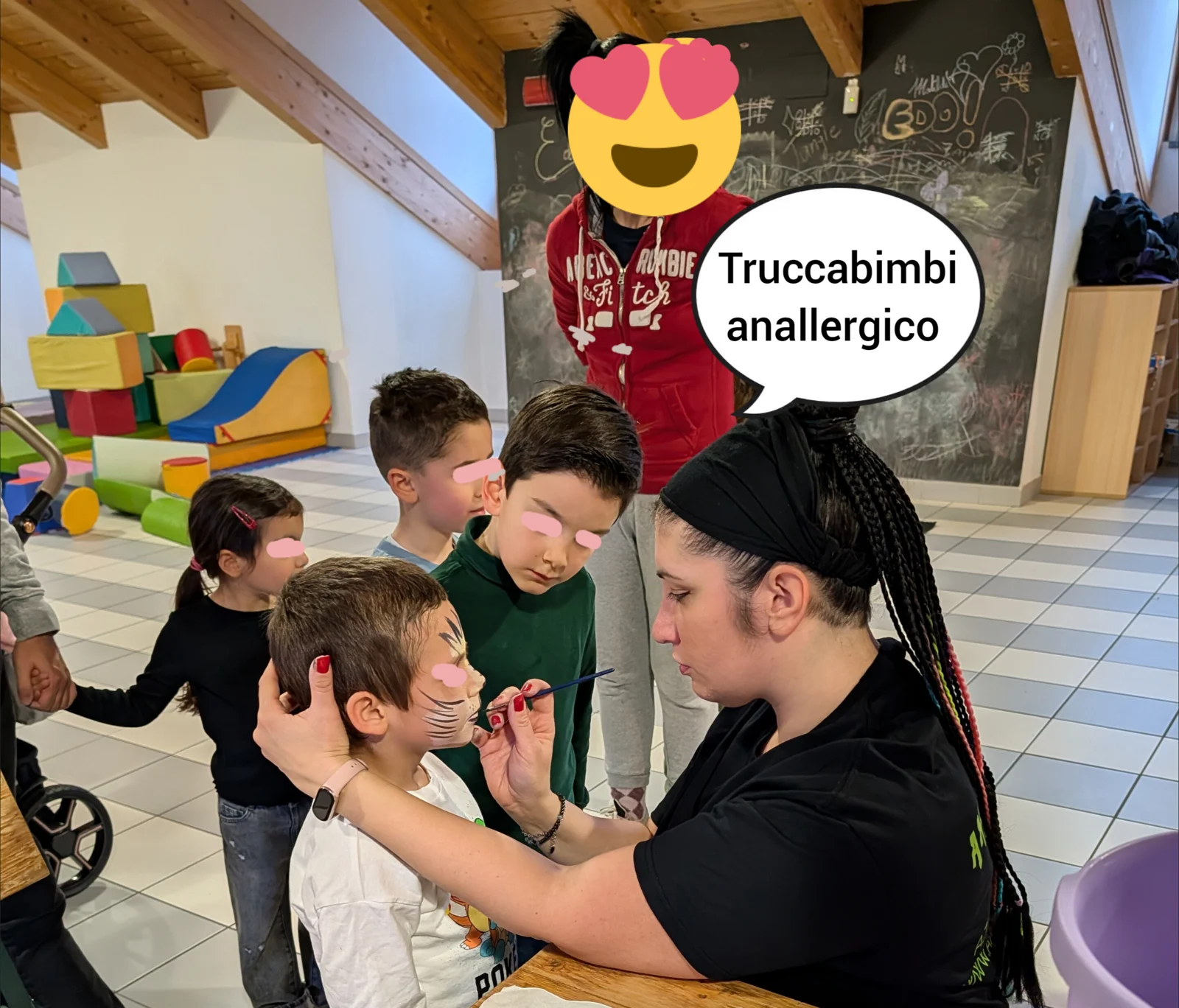 Animatrice al lavoro mentre dipinge il viso di un bambino