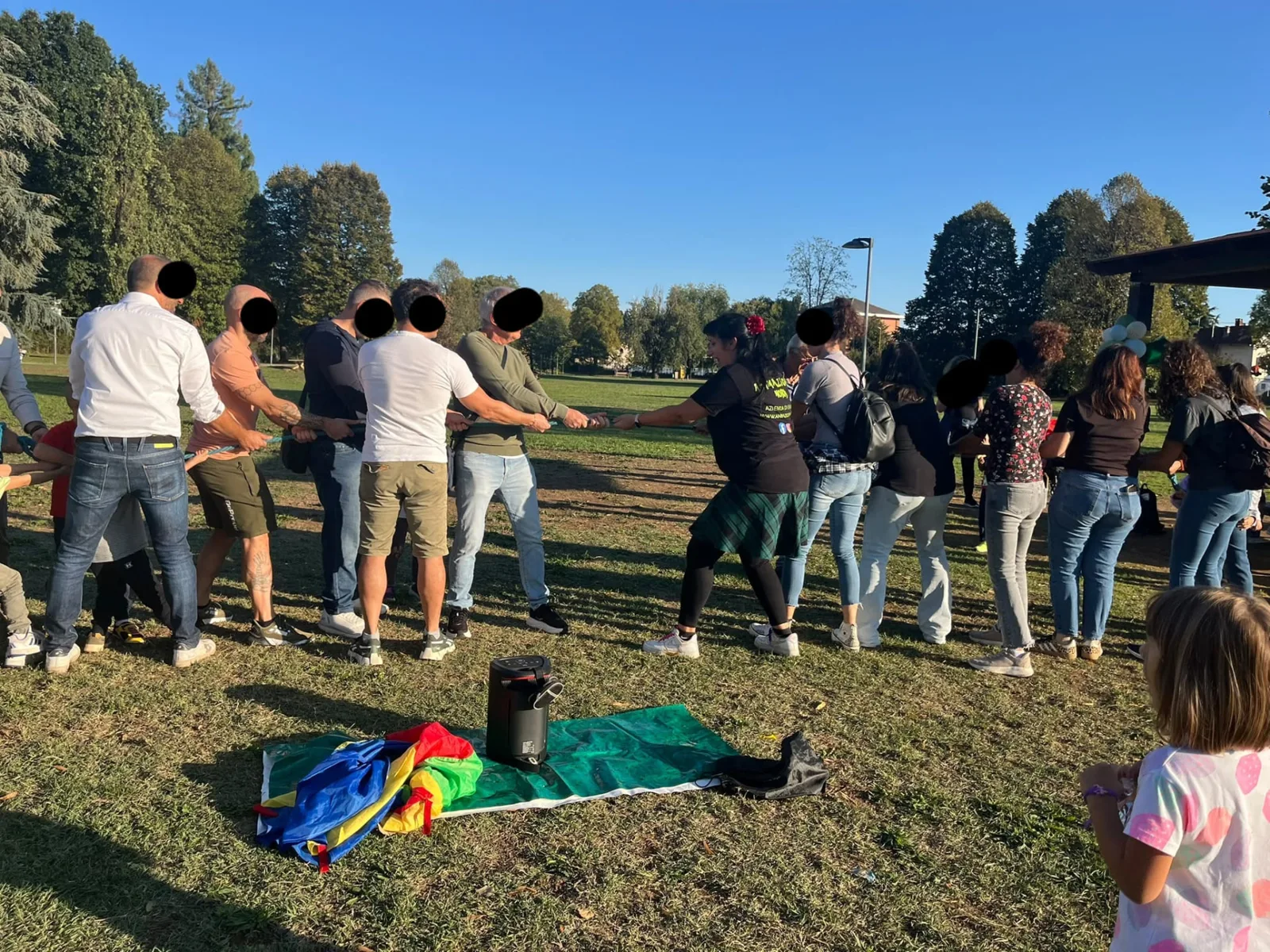 Gioco di squadra all'aperto con un gruppo di adulti in un parco