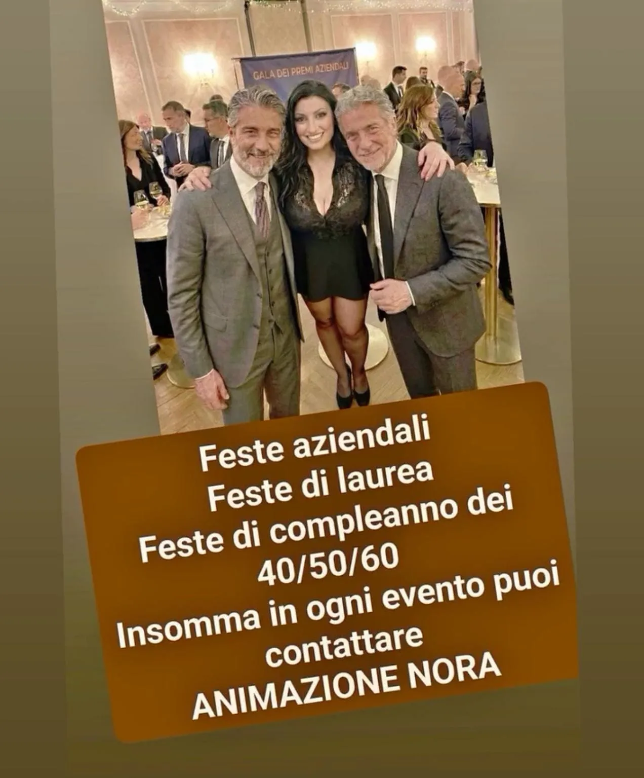 Ospiti in abito elegante a una festa aziendale con animazione