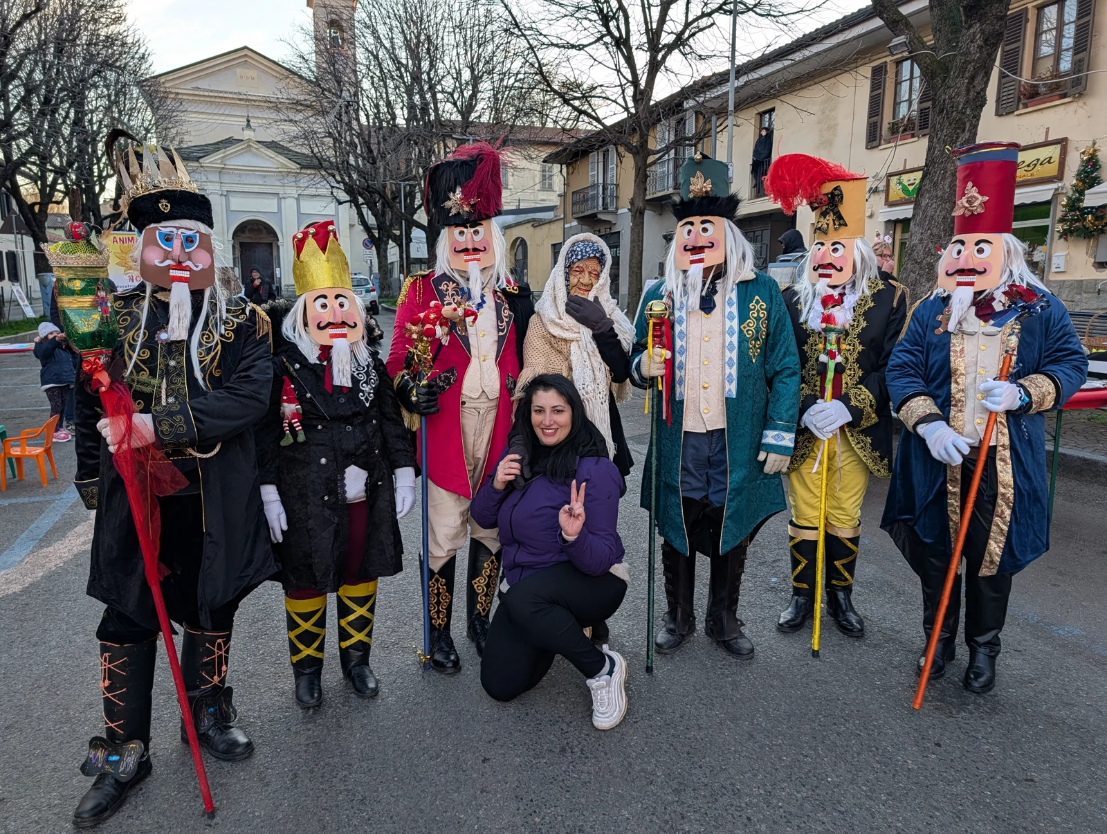 Animatrice con un gruppo di personaggi in costume in piazza