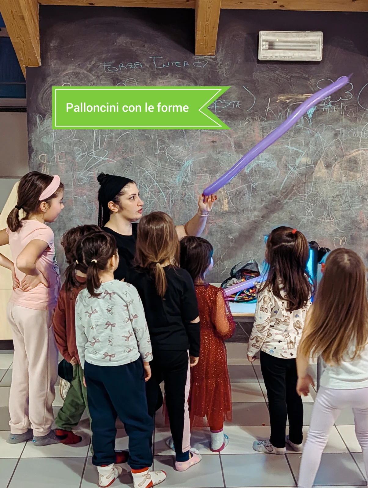 Animatrice con bambini e palloncini modellati durante una festa