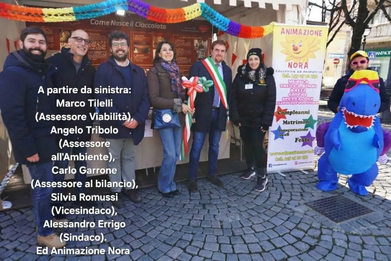 Inaugurazione di un giardino con il sindaco e il banner Animazione Nora