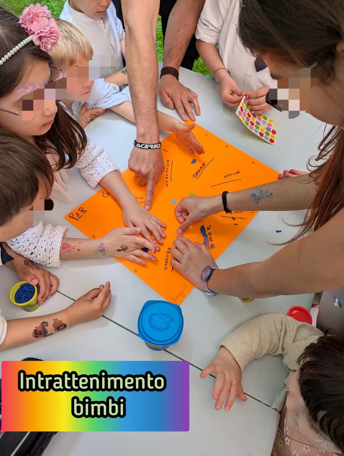 Bambini e animatrice impegnati in un laboratorio creativo di gruppo