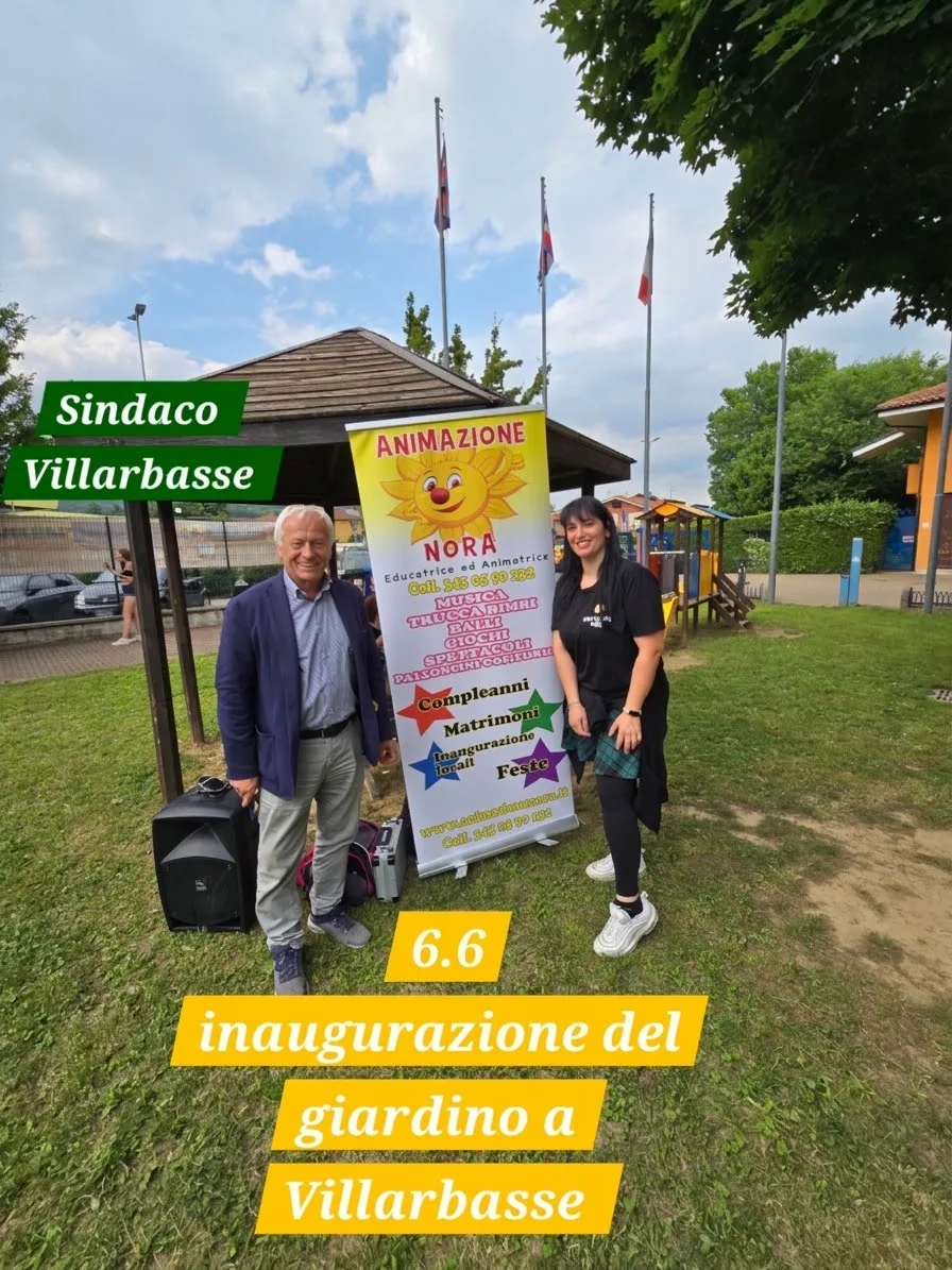 Foto di gruppo con autorità e mascotte a un evento in piazza
