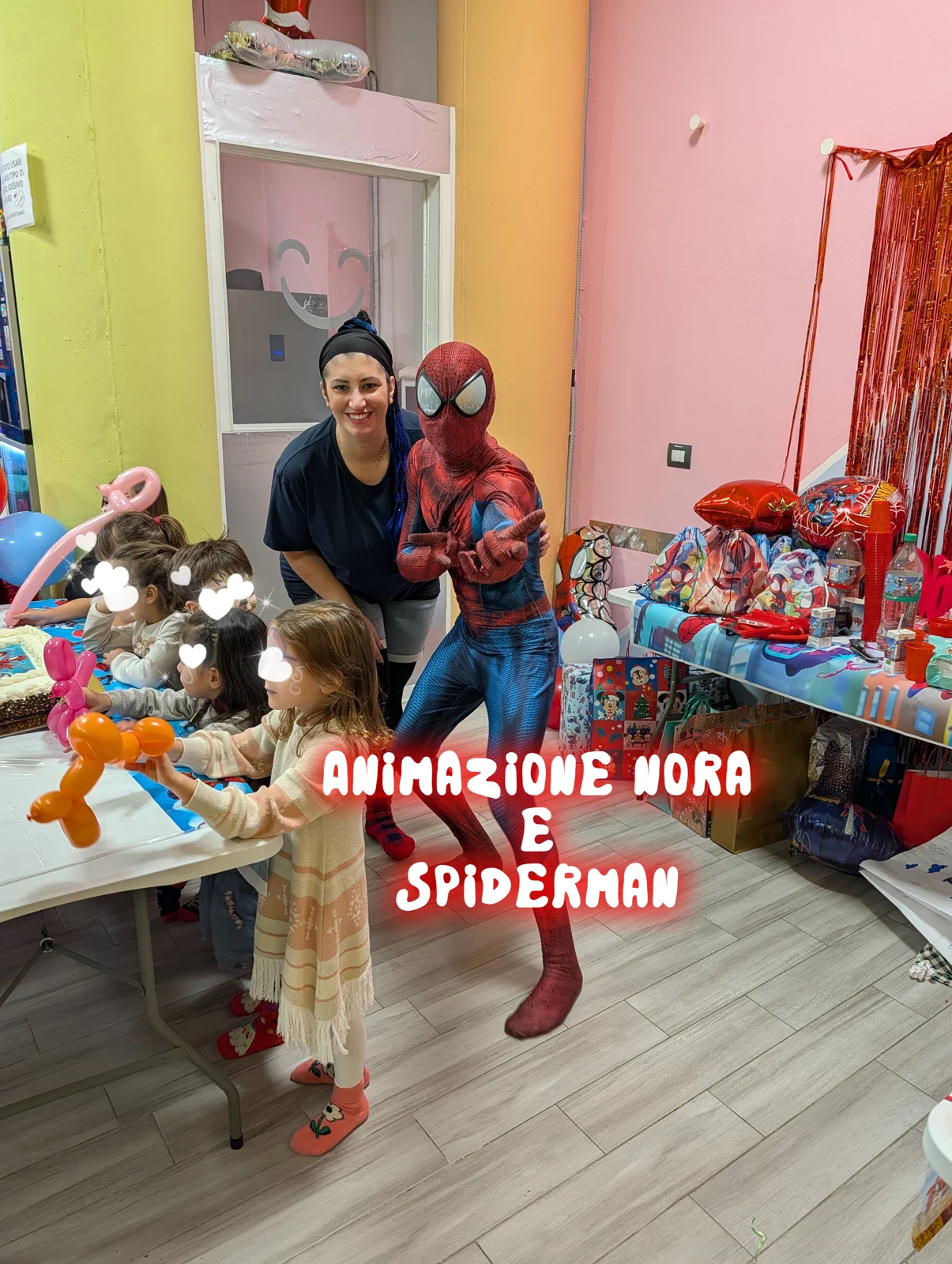 Animatrice e personaggio di Spider-Man con bambini durante una festa