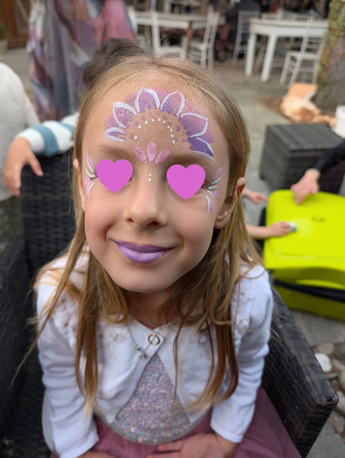 Trucca bimbi con corona e cuori rosa dipinti sul viso