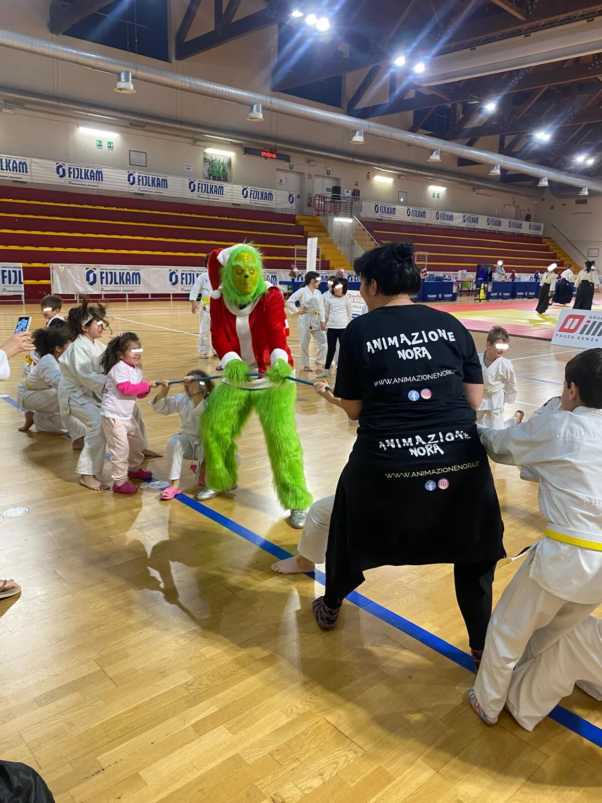 Gioco di gruppo con animatrice e mascotte del Grinch